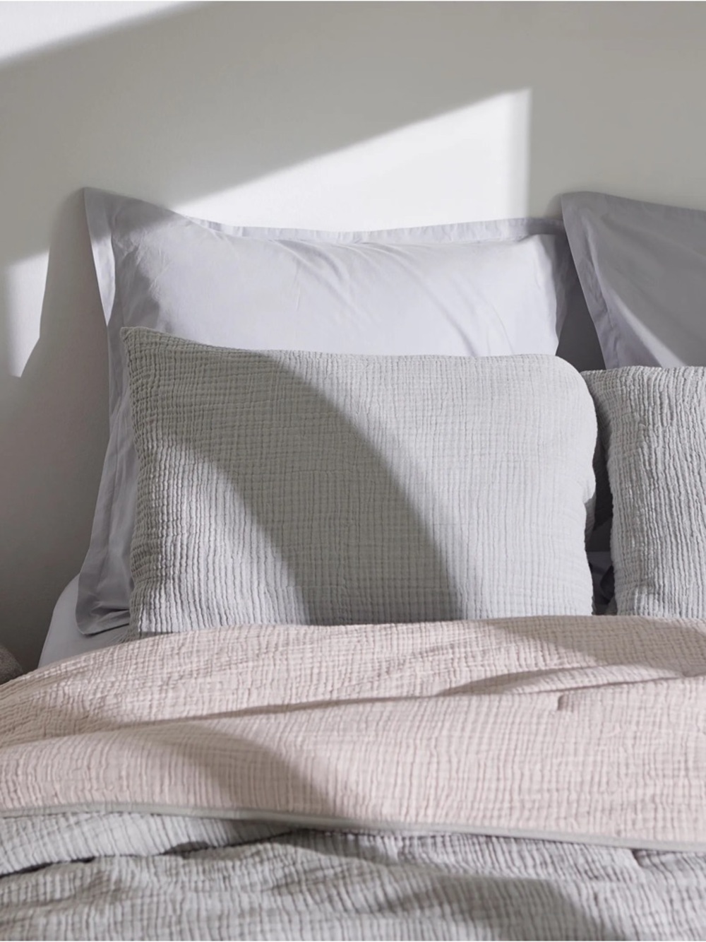 Parachute Cloud Cotton Reversible Quilt in Smoke and Blush king/cal king
